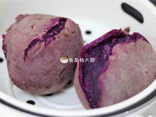 酸奶紫薯泥,剥去紫薯皮，备用