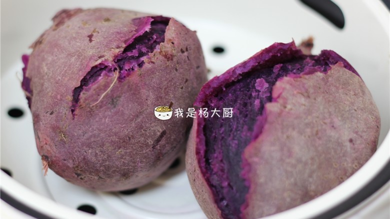 酸奶紫薯泥,剥去紫薯皮，备用