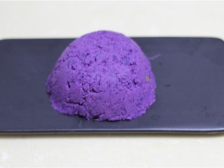 酸奶紫薯泥,扣在盘子上，备用