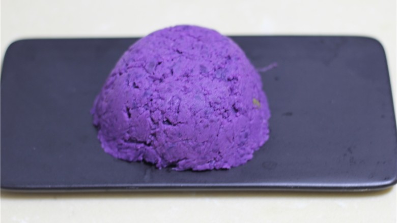 酸奶紫薯泥,扣在盘子上，备用