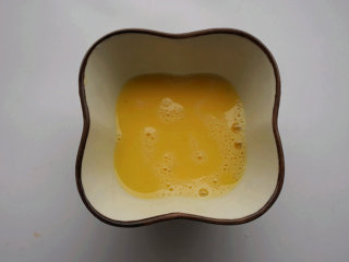 果仁肉松千层卷,鸡蛋用打蛋器打散，取一半用

叨叨叨：不需要分离蛋清和蛋黄，直接打散即可
