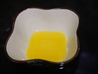 果仁肉松千层卷,黄油放入温热水中完全融化