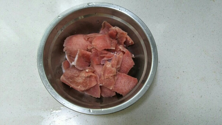水煮肉片,把里脊肉切成厚薄均匀的肉片放在盆里