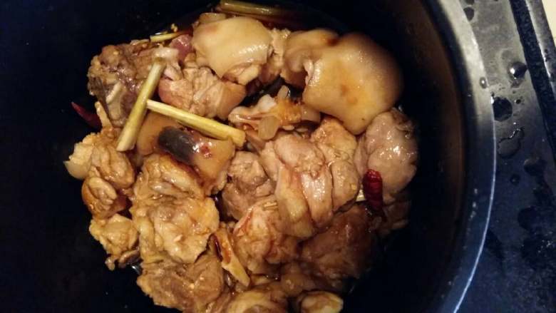 香茅猪蹄,放好所有调料后倒入蒜米辣椒香茅腌制2小时。如图