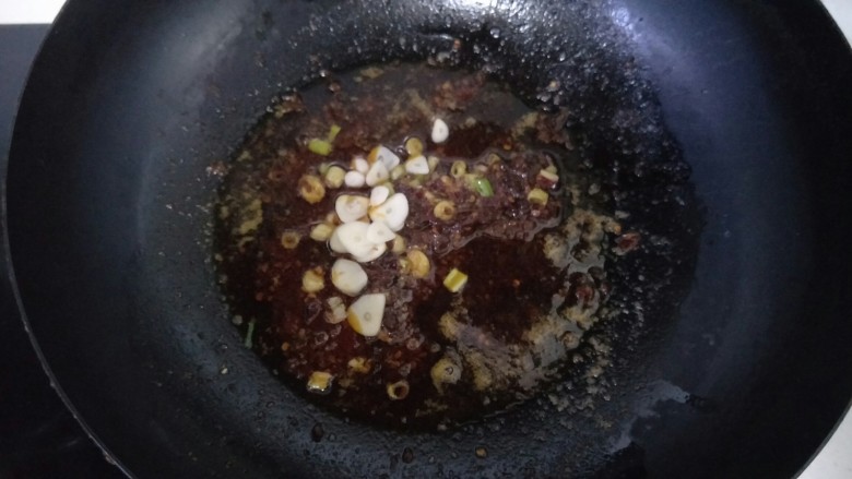 水煮肉片,郫县豆瓣酱用小火慢慢的炒出红油后，加入葱姜蒜和辣椒段继续煸炒