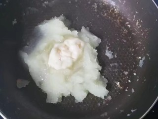 冬瓜椰蓉馅老婆饼,把冬瓜蓉倒入锅中先加入10克左右的白糖煮至粘稠，然后加入熟猪油炒匀；