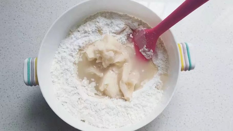 冬瓜椰蓉馅老婆饼,接着制作油皮：面粉加入糖粉，猪油和水拌匀；