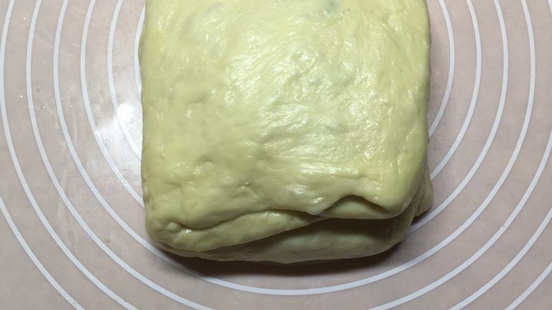 卡仕达奶油面包块,左右往中间折叠。