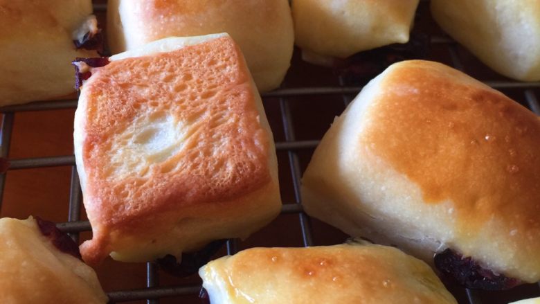 卡仕达奶油面包块,烤好取出晾凉。