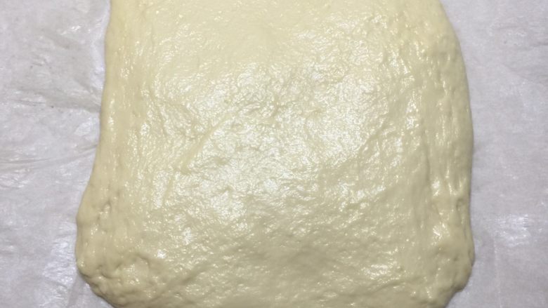 卡仕达奶油面包块,面团排气，底下放上一层硅油纸，按压呈正方形包起来，放入冰箱冷冻30分钟。