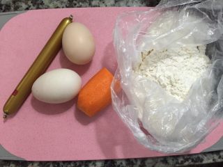 火腿胡萝卜鸡蛋饼,把面粉，鸡蛋，火腿肠，胡萝卜准备好