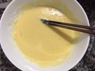 火腿胡萝卜鸡蛋饼,继续顺时针的搅拌到面粉和鸡蛋融入在一起