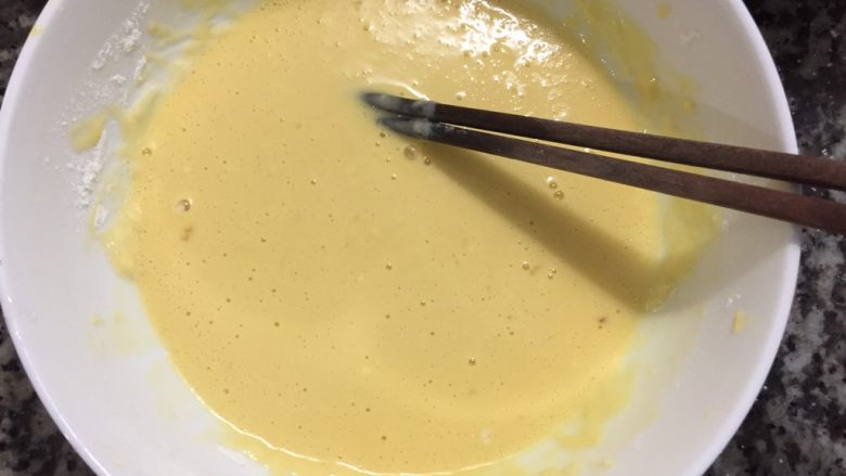 火腿胡萝卜鸡蛋饼,继续顺时针的搅拌到面粉和鸡蛋融入在一起