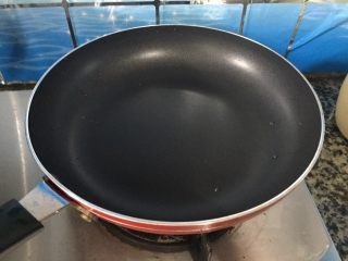 火腿胡萝卜鸡蛋饼,放上平底锅，预热到锅底没水了