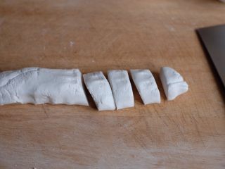 红糖麻糍,将面团搓成长条状，平均切成一颗颗小方块