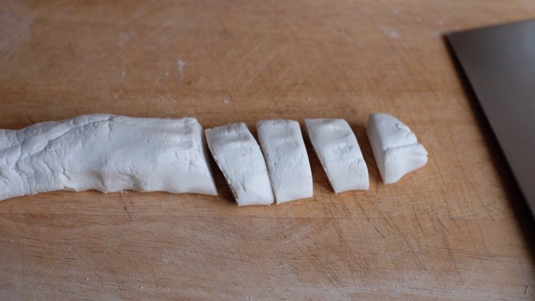 红糖麻糍,将面团搓成长条状，平均切成一颗颗小方块
