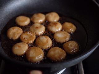 红糖麻糍,收汁的同时晃动平底锅，防止面团粘锅
