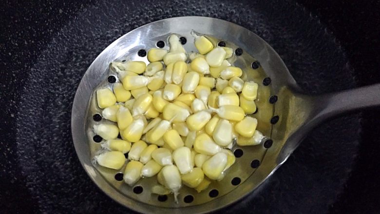 玉米蛋挞,锅中烧开水放入玉米粒焯熟