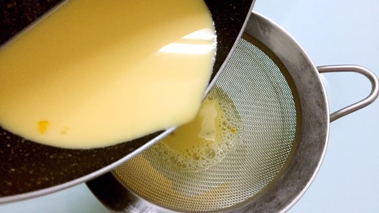 玉米蛋挞,过筛一下，使口感更加细腻，烤箱上下火200度预热