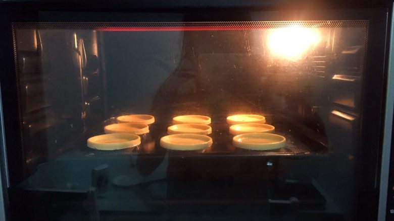 玉米蛋挞,放进预热好的烤箱，上下火200度，中层15-20分钟