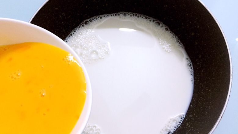 玉米蛋挞,加入鸡蛋液，搅拌均匀