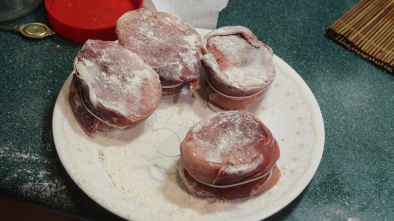 鼠尾草猪肉卷,入锅前，两面沾上薄薄的面粉。