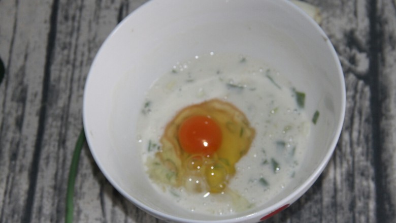 幸福早餐葱花鸡蛋卷,打入一个鸡蛋