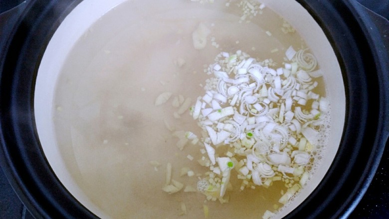 胡辣汤（家庭简易版）,水开后放入葱姜蒜沫，煮大约两分钟。
