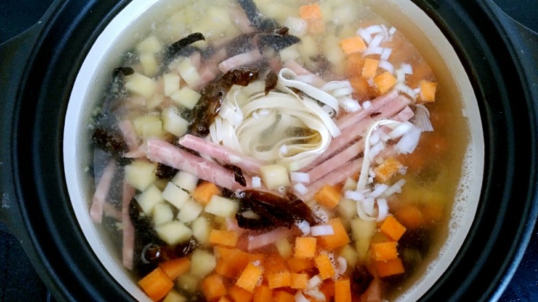 胡辣汤（家庭简易版）,放入千张，火腿，黑木耳，胡萝卜，土豆。