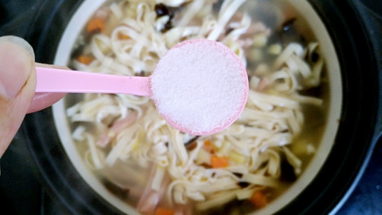 胡辣汤（家庭简易版）,放入3g食盐。