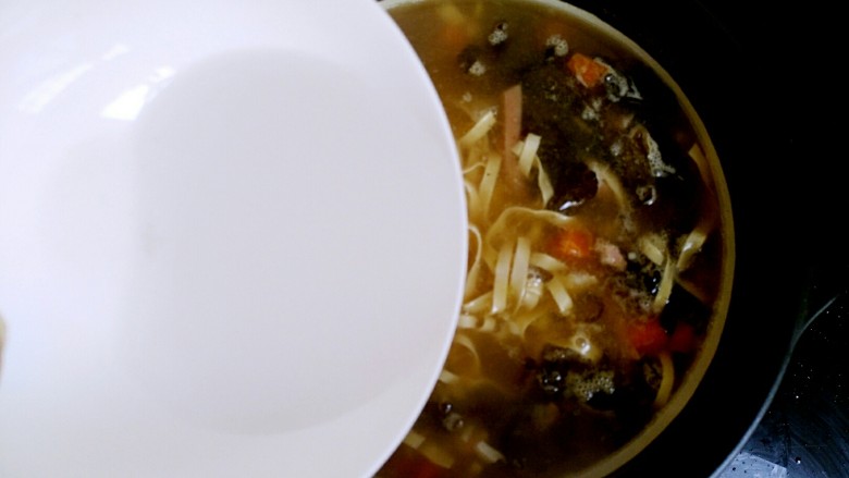 胡辣汤（家庭简易版）,倒入调好的淀粉，一边搅拌一边倒入，直至汤汁浓稠。