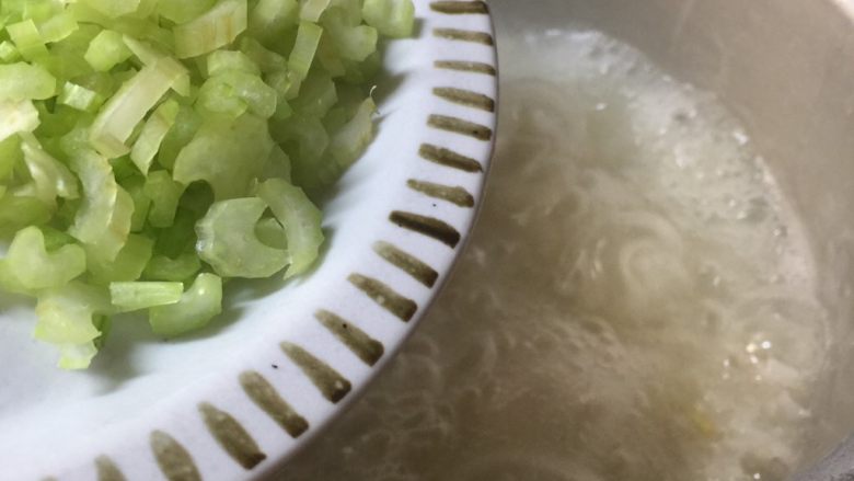 迪仔鱼海虾粥,最后加入芹菜煮一分钟即可。