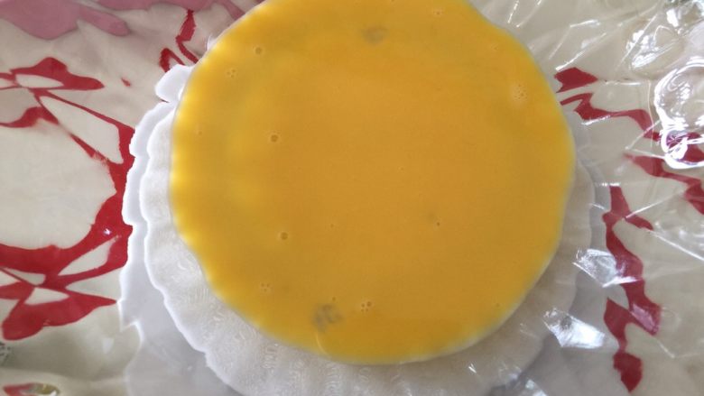 只属（紫薯）瓜子酥,同一个干净的大碗，放入鸡蛋液（一个50g左右的鸡蛋，打散，用40g，剩下的擦酥饼表面）