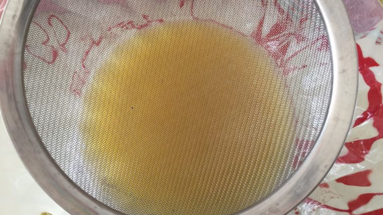 只属（紫薯）瓜子酥,然后再过筛进已准备好的蛋油混合液里