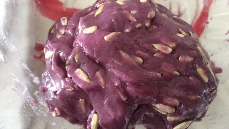 只属（紫薯）瓜子酥,抓捏几下使瓜子仁均匀混进面团里即可，盖上保鲜膜醒面20分钟。