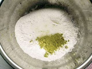 抹茶麻薯全麦酸奶软欧,冷藏面团的时间做麻薯内馅，将做麻薯馅的粉类用清水搅拌成可流动的稀糊