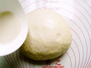 抹茶麻薯全麦酸奶软欧,5g清水将酵母化开，抹在冷藏好的面团上，揉匀温暖处发酵