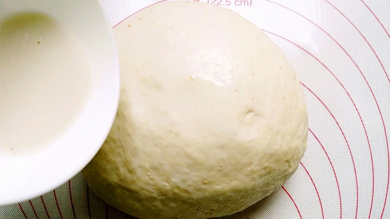 抹茶麻薯全麦酸奶软欧,5g清水将酵母化开，抹在冷藏好的面团上，揉匀温暖处发酵