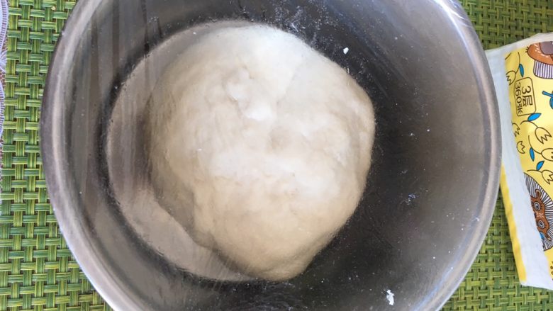 糯米酥粒小排包,放盆里保鲜膜盖好冷藏发酵15小时左右