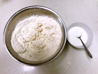 火腿发面饼,在面粉中加入纯牛奶混合液和面