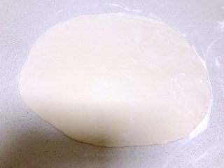 火腿发面饼,擀成0.4㎝厚的面皮