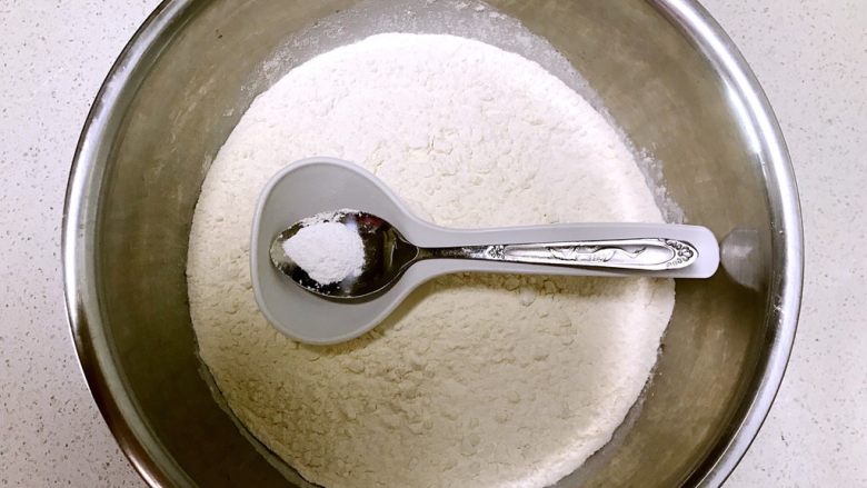 火腿发面饼,在面粉中加入高效泡打粉搅拌均匀