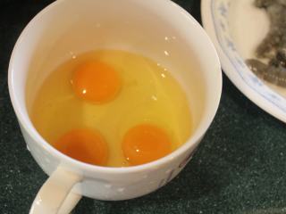 鲜虾芙蓉蛋,打入3颗蛋。