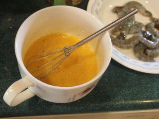鲜虾芙蓉蛋,将蛋先打散，加入盐和胡椒调味。