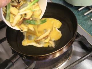 鲜虾芙蓉蛋,将蛋液材料倒入锅中。