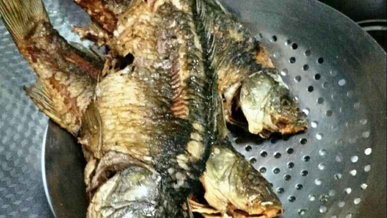 贵州风味鱼火锅,鱼处理干净，擦干水后下锅炸只表面焦黄。捞出备用。