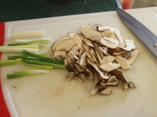 鲜虾芙蓉蛋,生香菇去蒂，切成小薄片。