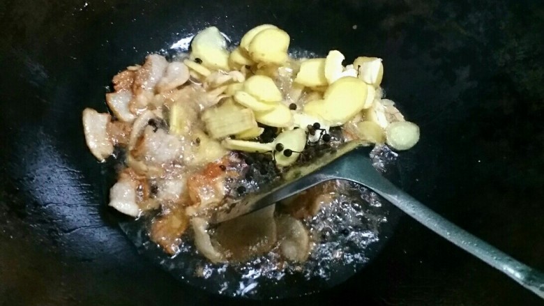 贵州风味鱼火锅,待肥猪肉熬到焦黄的时候把姜蒜，木姜子花椒放入爆香。