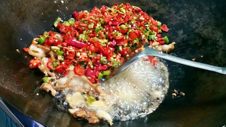 贵州风味鱼火锅,辣椒放入煸炒。