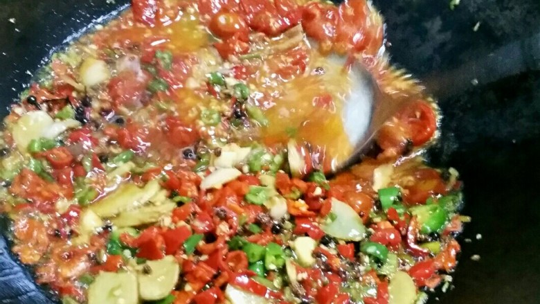 贵州风味鱼火锅,把西红柿炒软，用铲子压碎。